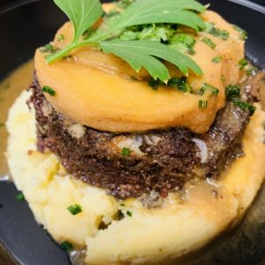 Boudin noir basque, purée, pommes rôties, jus au cidre