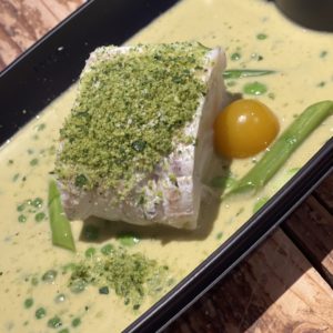 Cabillaud skreï, velouté d’asperges, petits pois et fèves