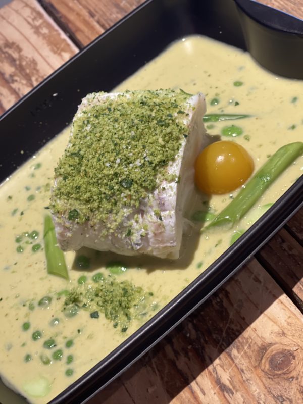 Cabillaud skreï, velouté d’asperges, petits pois et fèves